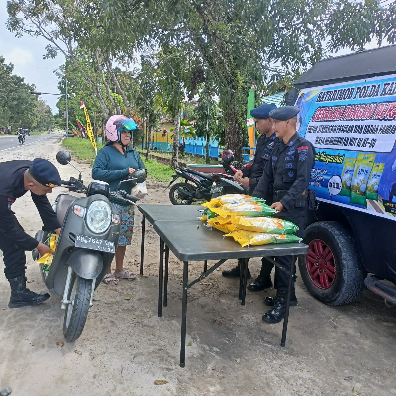 Gerakan Pangan Murah Brimob Kalteng Hadirkan Beras Harga Terjangkau di Pangkalan Bun
