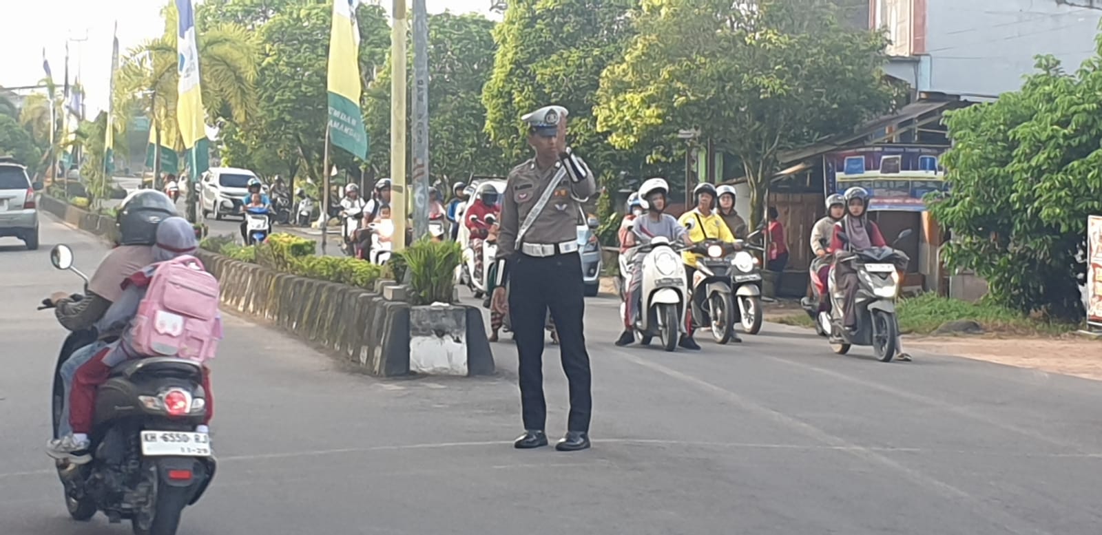 Satuan Lantas Polres lamandau Laksanakan Pengaturan Lalin Pada Pagi hari