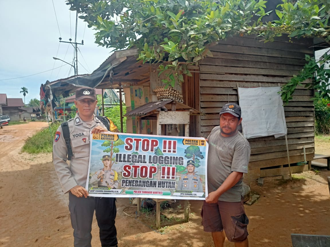 Bhabinkamtibmas laksanakan Sosialisasikan tentang larangan dan sangsi Pidana bagi pelaku Ileggal Logging kepada masyarakat di  Desa Binaan.