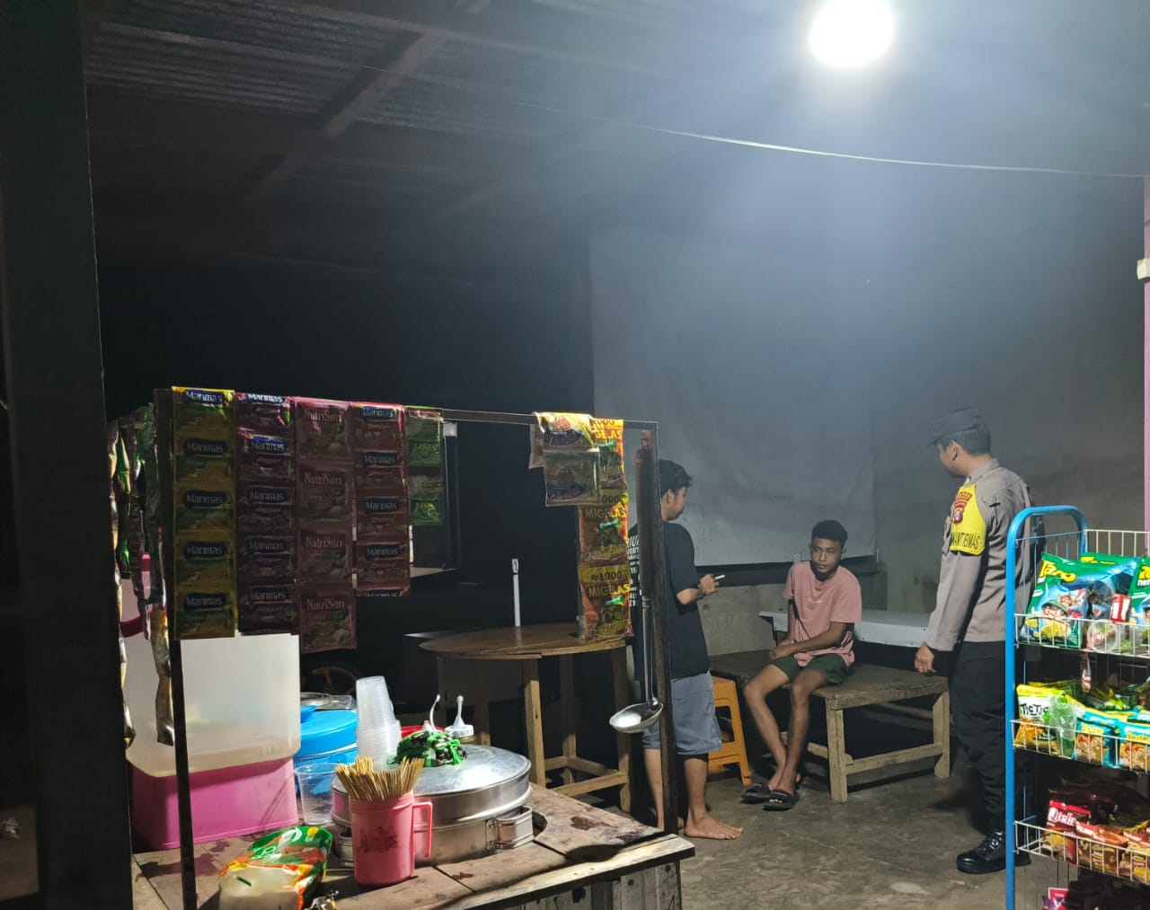 Piket Polsek Delang melaksanakan Silaturahmi ke warga masyarakat